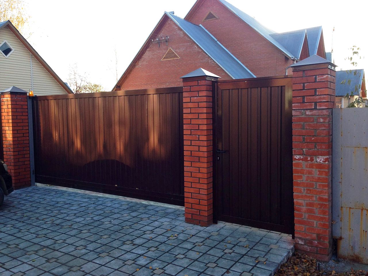 Забор и ворота для частного дома из коричневого профнастила