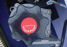 У шлагбаума Doorhan Barrier 5000 есть расцепитель позволяющий открывать и закрывать шлагбаум при отсутствии электроэнергии
