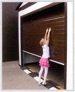Высота стыка панелей стандарт-ных гаражных секционных ворот недоступна детям